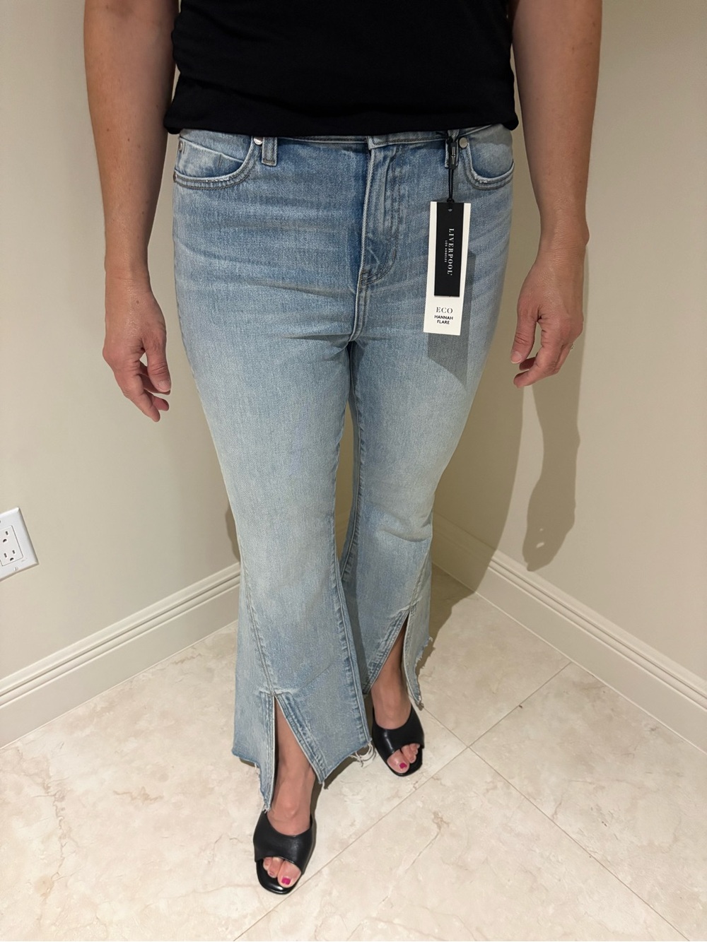 Liverpool LA: hannah flare w slit & fray hem